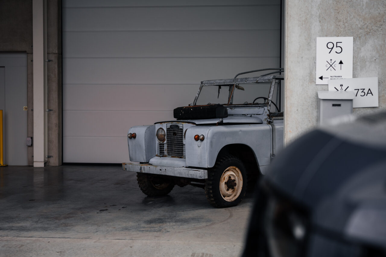 Defender Icons Night chez Classic Legends Circle | Dejonckheere Group
